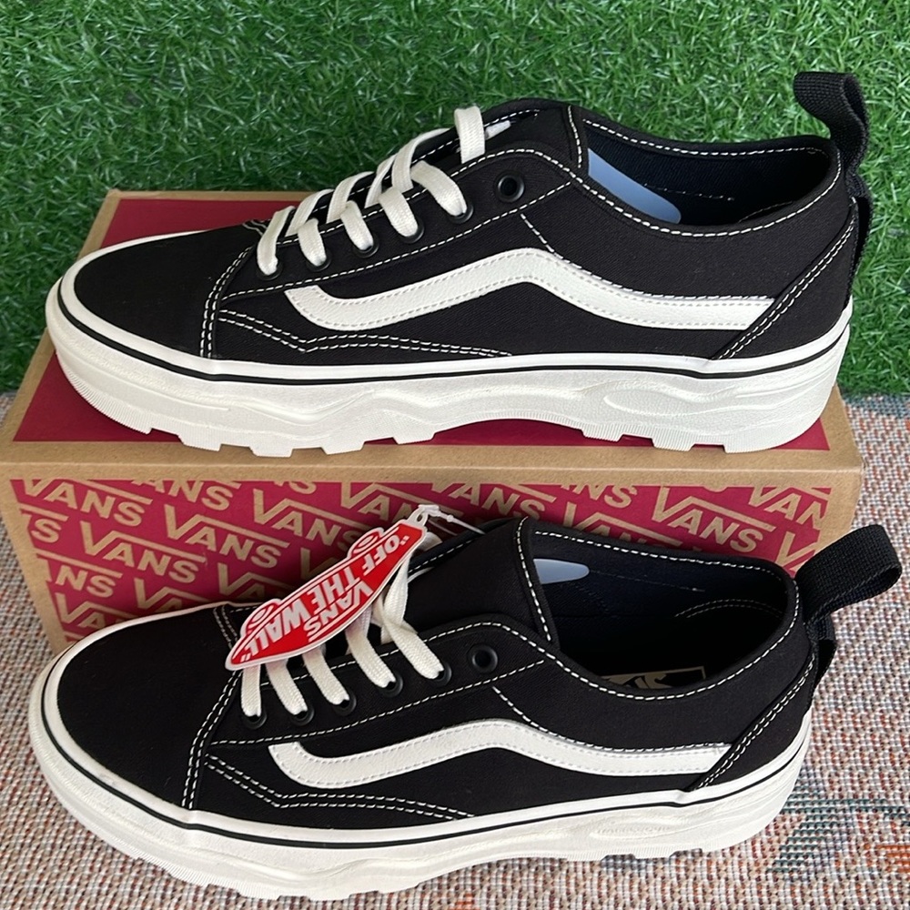 Vans WMNS Sentry Old Skool (Canvas) Black/Marshmallow
VN0A5KR3VQE
Sneakers - Picture 3 of 16